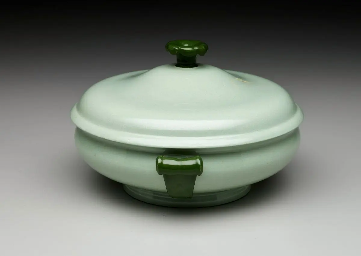 Covered vegetable bowl with "Green Opal" pattern decoration by Josiah Wedgwood and Sons