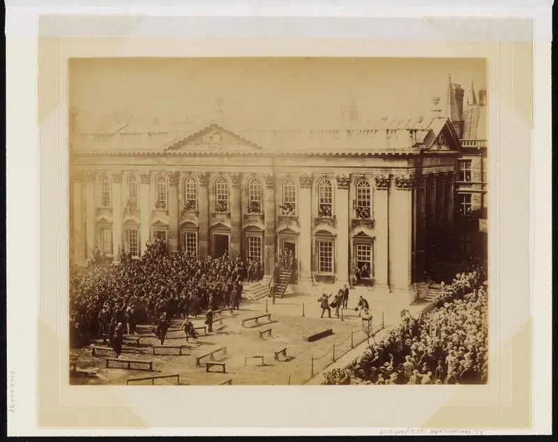 [University of Cambridge protest : large crowd of jubilant men gathered on the Senate House steps] / photographed by Thomas Stearn. by Stearn