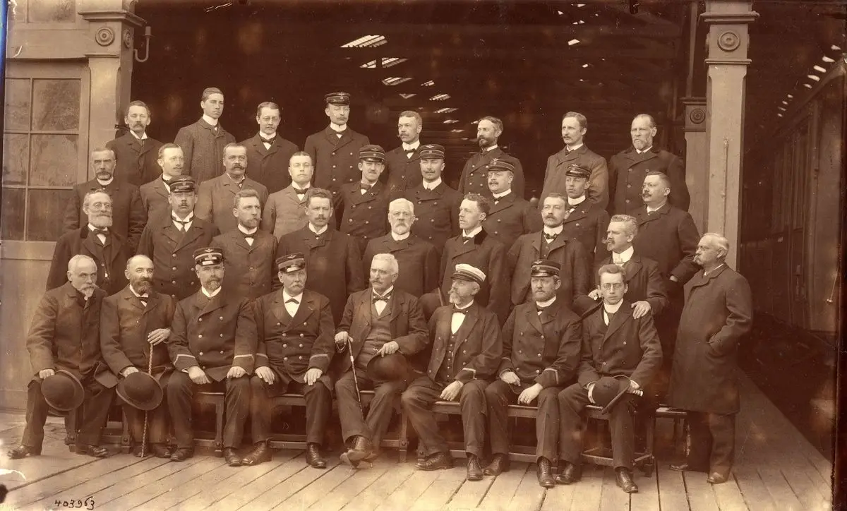 Tjänstemän vid Göteborgs station juni 1904. 4:e raden; Okänd, okänd, okänd, sts Gustafsson, okänd, fsts Pfannenstil, okänd, xf Landén. 3:e raden; xf Wallander, okänd, okänd, okänd, sts Nordling, okänd, sts Anderström, sts Johansson, okänd. 2:a raden; okänd, okänd, okänd, bra Sundberg, okänd, bra Schrne, okänd, fsts Retzius, okänd. 1:a raden; xf Bodach, xf Lomberg, stins v. Wolker, öins Hallin, bd Wickman, biö Gyllenkrok, uins Wiberg, bra Brovall. by Fotograf okänd,