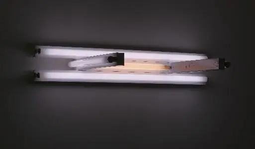 Untitled (to Mary Elizabeth) - Escultura de pared by Flavin, Dan (Lugar de nacimiento: Jamaica (NY), 1933 - Lugar de defunción: Riverhead, 1996)