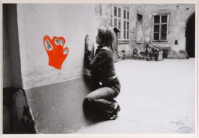 Configuration with Red Hand - Fotografía by VALIE EXPORT