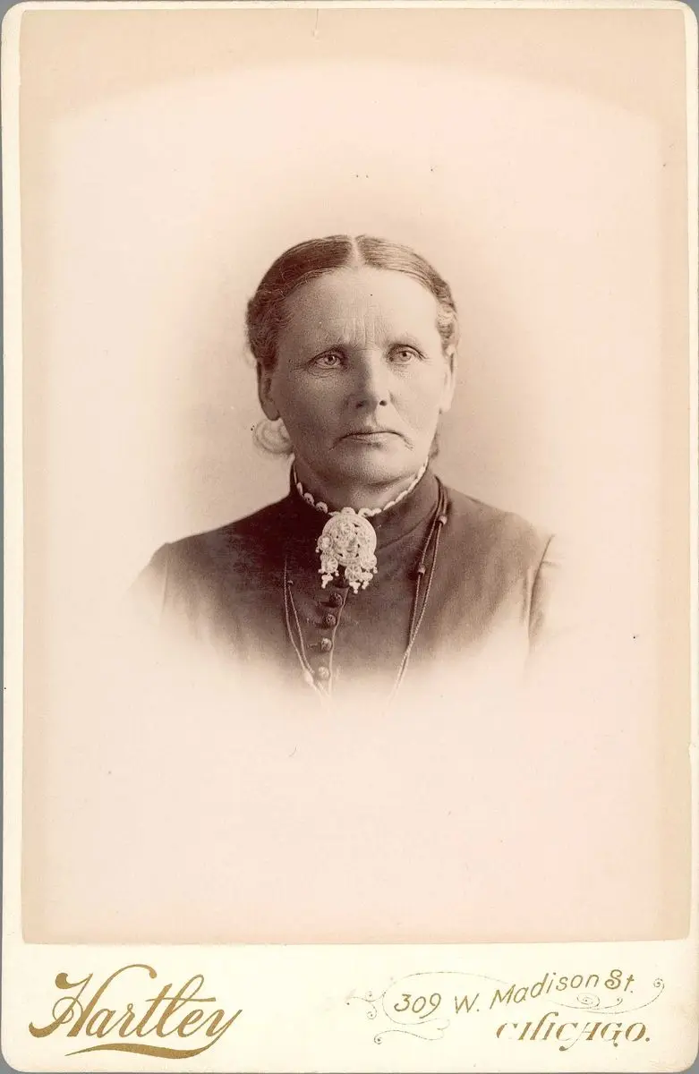 Kabinettfotografi. Norsk-amerikanere. Kvinne i fotografens studio. by Hartley