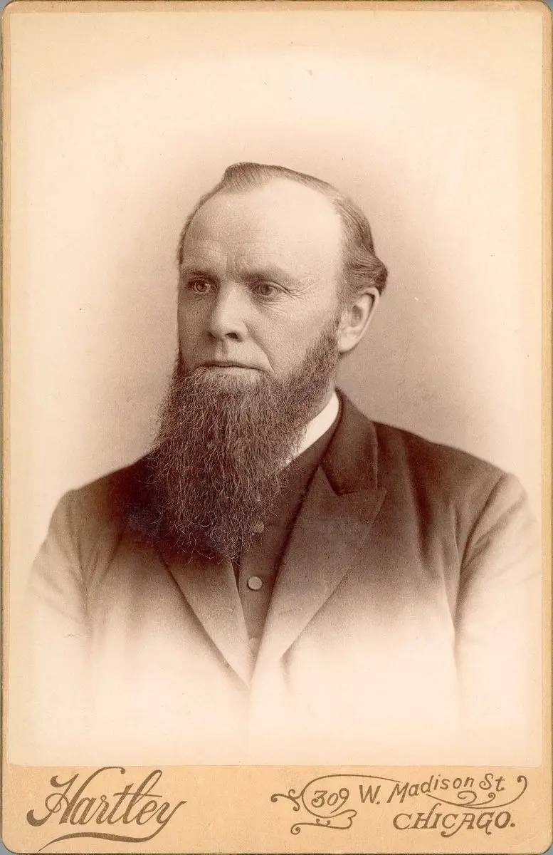 Kabinettfotografi. Norsk-amerikanere. Mann i fotografens studio. by Hartley