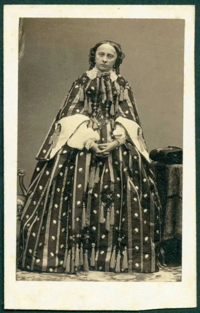 Porträt einer Dame, Ganzfigur. by Disdéri, André-Adolphe-Eugène