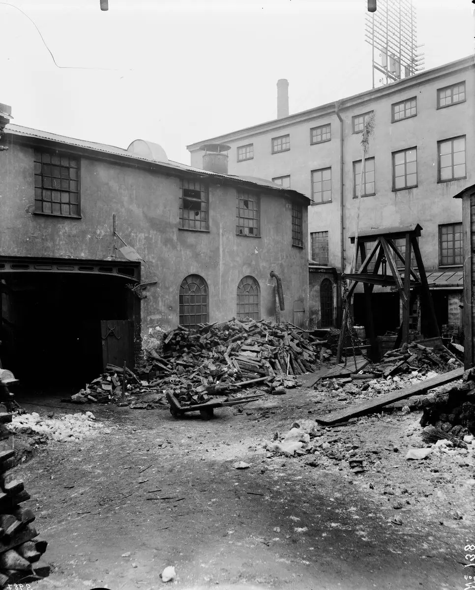 Innegården till Bolinders Mekaniska Verkstad. by Bolinders Mekaniska Verkstads AB