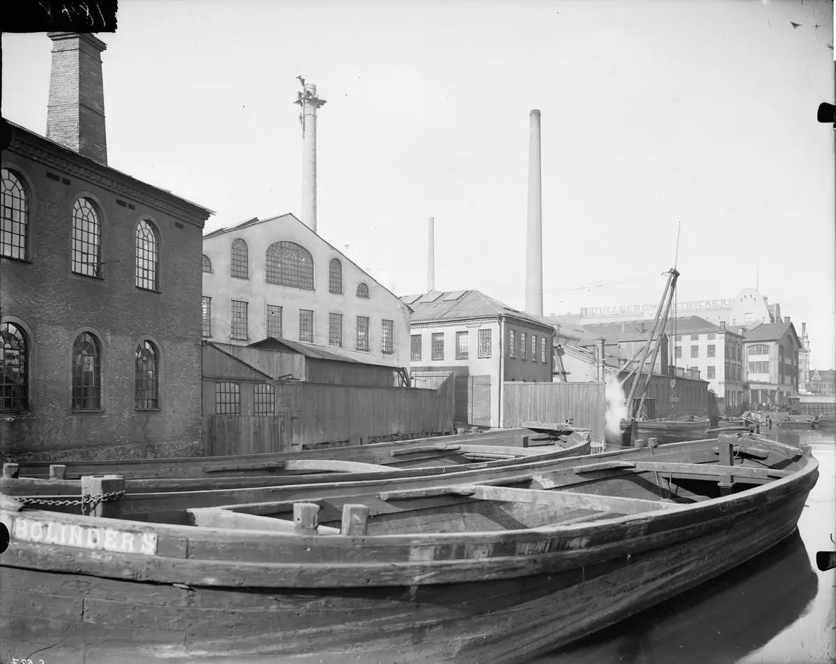 Vy från vattensidan av J & C G Bolinders Mekaniska Verkstads AB. Tullbergs Boktryckeri. by Bolinders Mekaniska Verkstads AB by Bolinders Mekaniska Verkstads AB