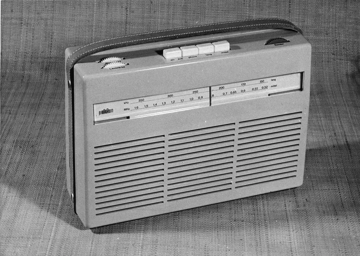 Brauns reseradio Transistor fick tillsammans med andra Braun apparater "Grand Prix" vid XL Triennalen i Milano 1957. Priset är det förnämsta internationella utmärkelse som kunde ges för att belöna god industriell formgivning. Braun Transistor är ritad av designern Dieter Rams hos Max Braun Frankfurt / Main, Istället för radiorör har apparaten sju transistorer i varje batteri (som kostade 6 kr) och räckte för 800 1000 lyssningstimmar. Kom på svenska marknaden i maj 1957 eller 1958. by Okänd by Okänd