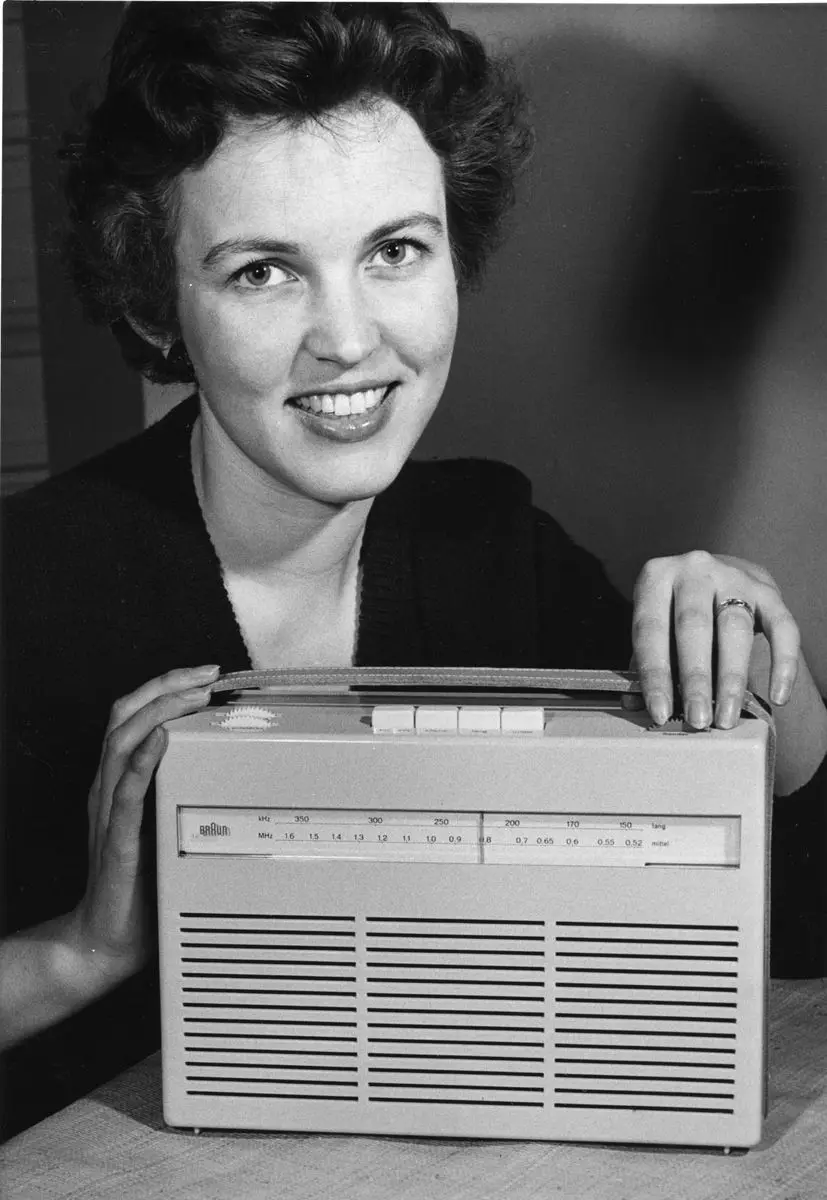 Brauns reseradio Transistor fick tillsammans med andra Braun-apparater "Grand-Prix" vid XL Triennalen i Milano 1957. Priset är det förnämsta internationella utmärkelse som kunde ges för att belöna god industriell formgivning. Braun Transistor är ritad av designern Dieter Rams hos Max Braun Frankfurt/Main, Istället för radiorör har apparaten sju transistorer i varje batteri (som kostade 6 kr) och räckte för 800-1000 lyssningstimmar. Kom på svenska marknaden i maj 1957 eller 1958. by Braun Radio GMBH