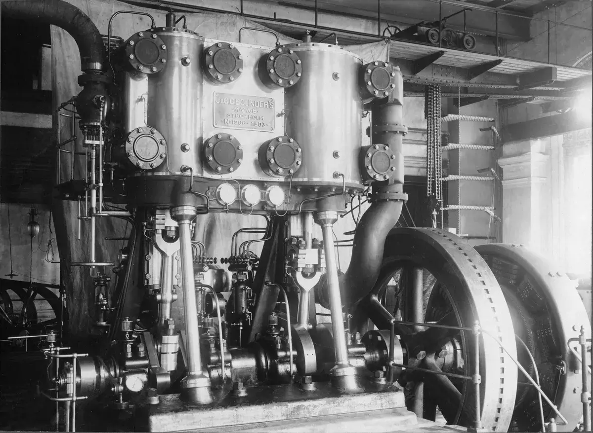 320 hk ångmaskin, levererad av Bolinders Mekaniska Verkstad i Stockholm till Halmstads Elektricitetsverk. Byggd och monterad av Ingenjör P. Kindberg. by J. & C.G. Bolinders Mekaniska Verkstads AB