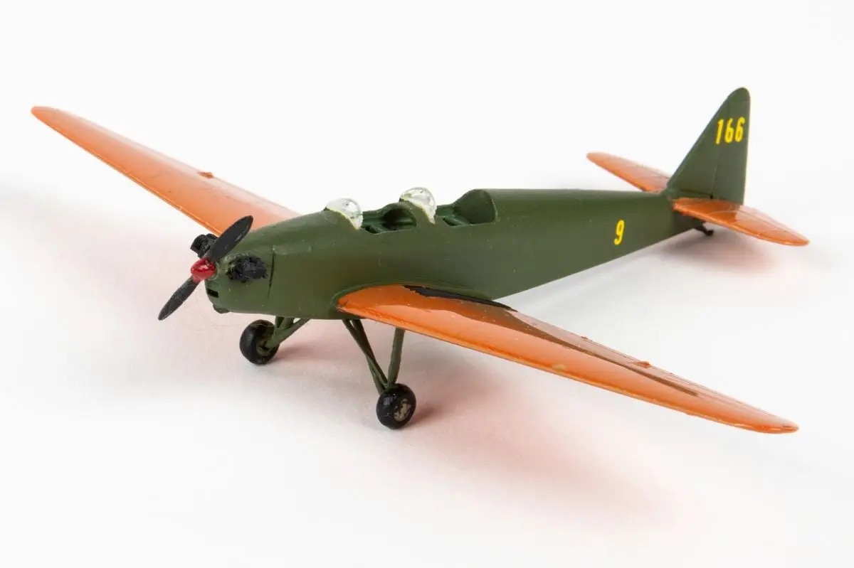 Flygplansmodell skala 1 by Unknown artist