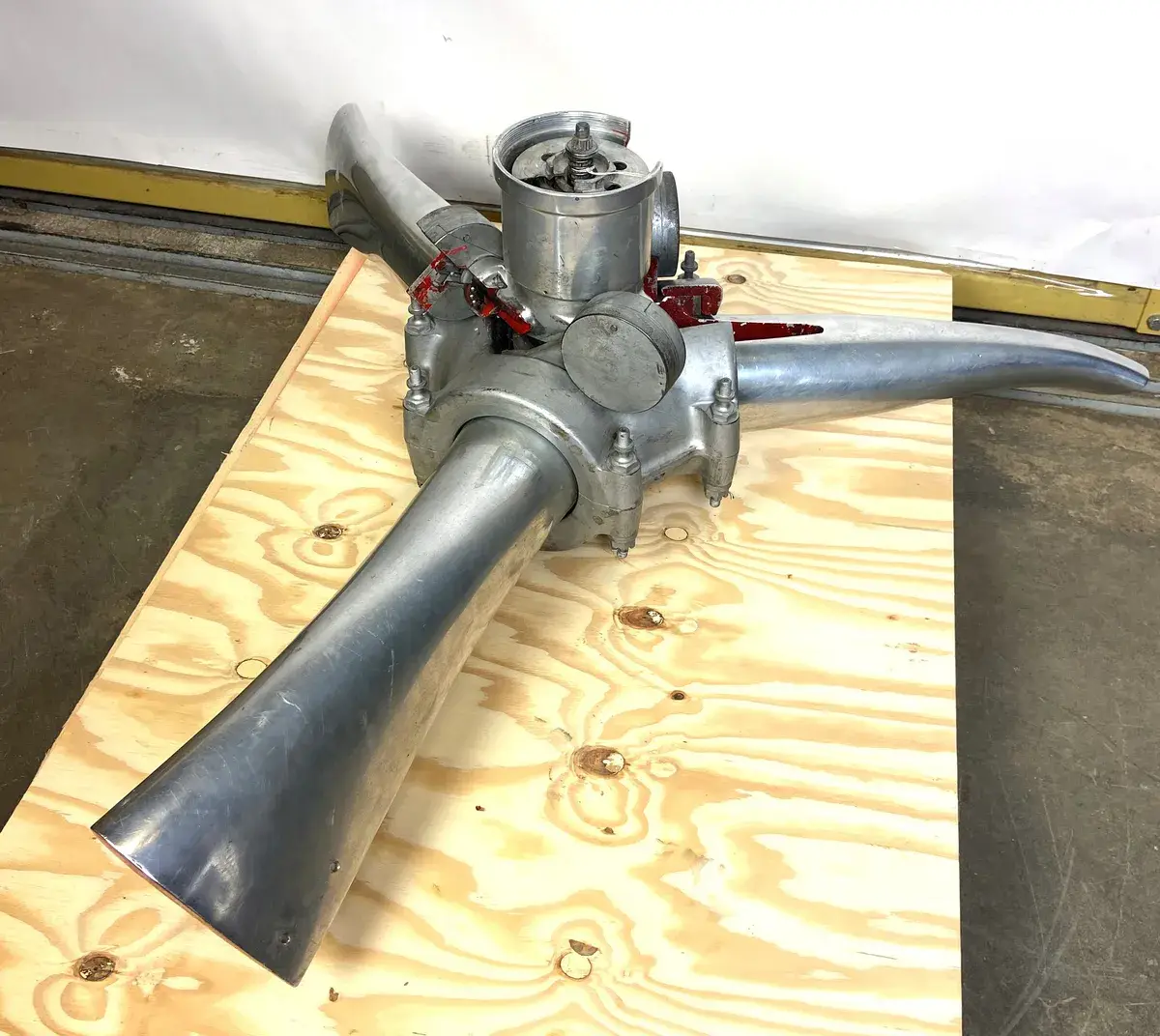 Propeller i metall, trebladig by Unknown artist