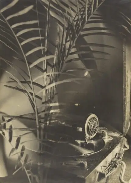 [Phonograph with Palm] by Marianne Brandt