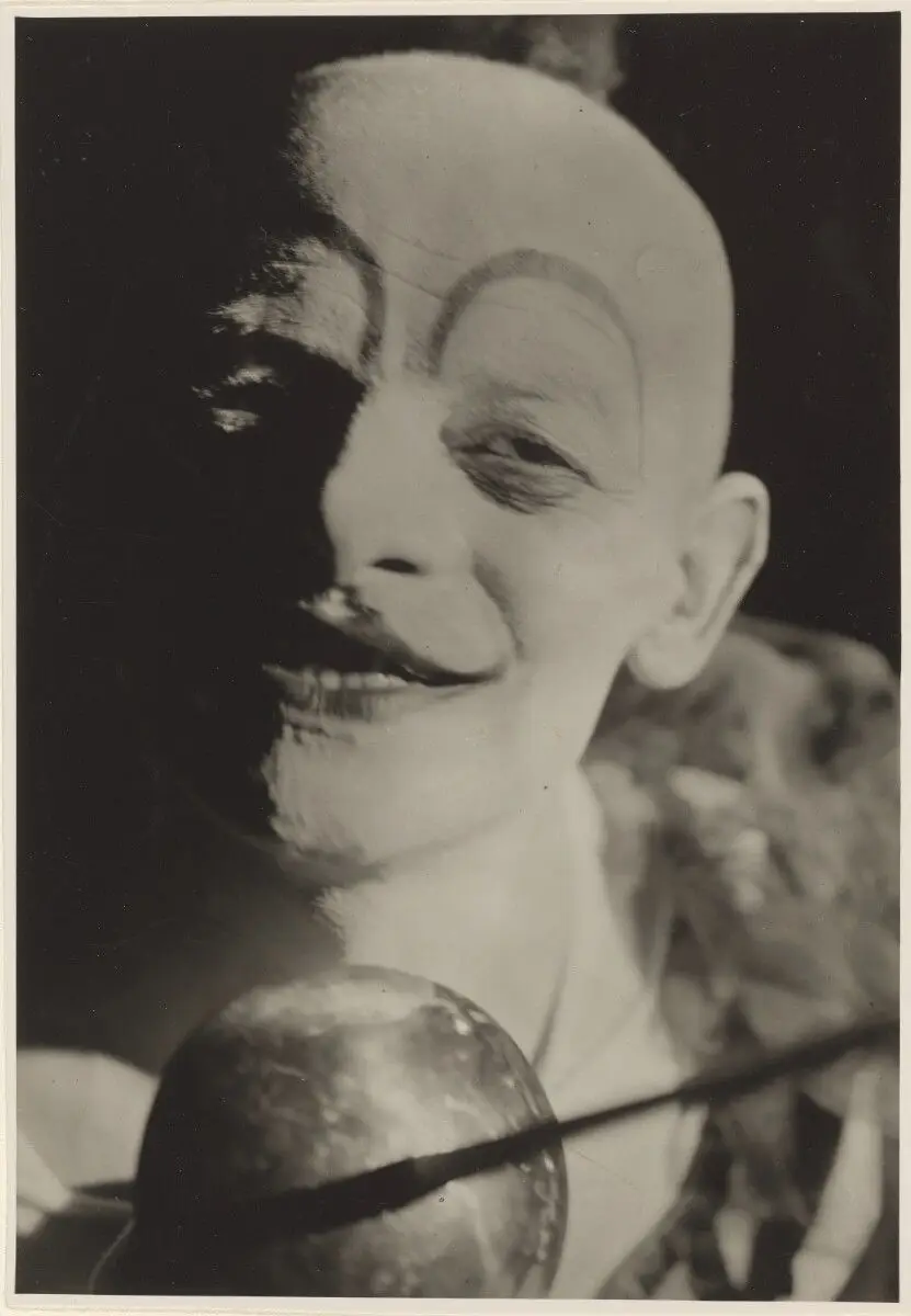 [Oskar Schlemmer as a Musical Clown]. by T. Lux Feininger