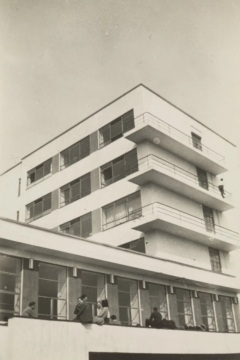 [Bauhaus (Prellerhaus), side view]. by T. Lux Feininger