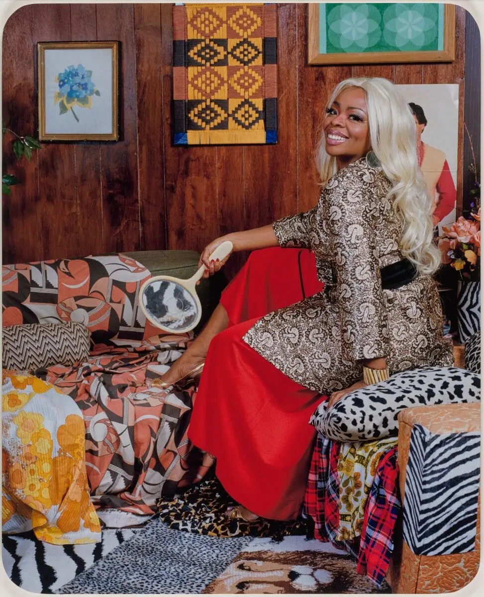 Din avec la main dans le miroir by Mickalene Thomas