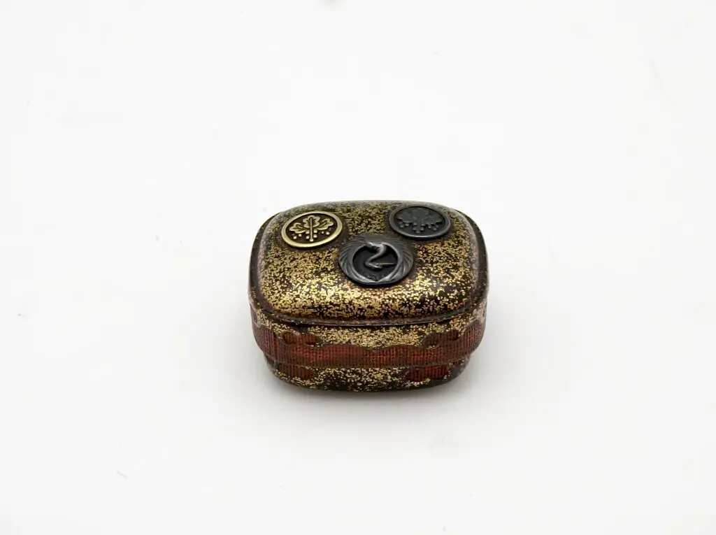 Box-Style Netsuke with Triple-Crest Design by Unknown artist
