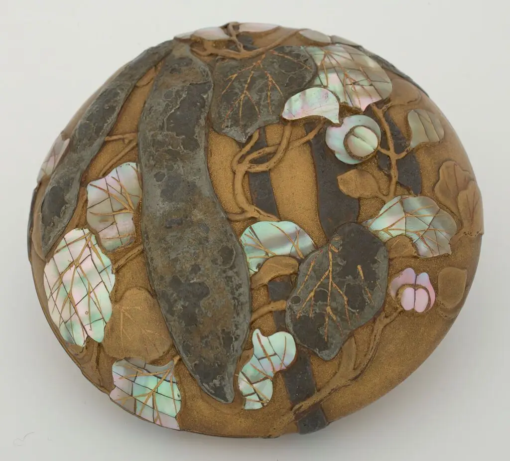 Incense Container (Kōgō) with Pea Pod and Vine Design by Ogata Kōrin 尾形光琳