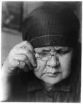 Portet materi [mother] by Rodchenko, Aleksandr Mikhaĭlovich, 1891-1956, photographer. by Rodchenko, Aleksandr Mikhaĭlovich, 1891-1956, photographer.