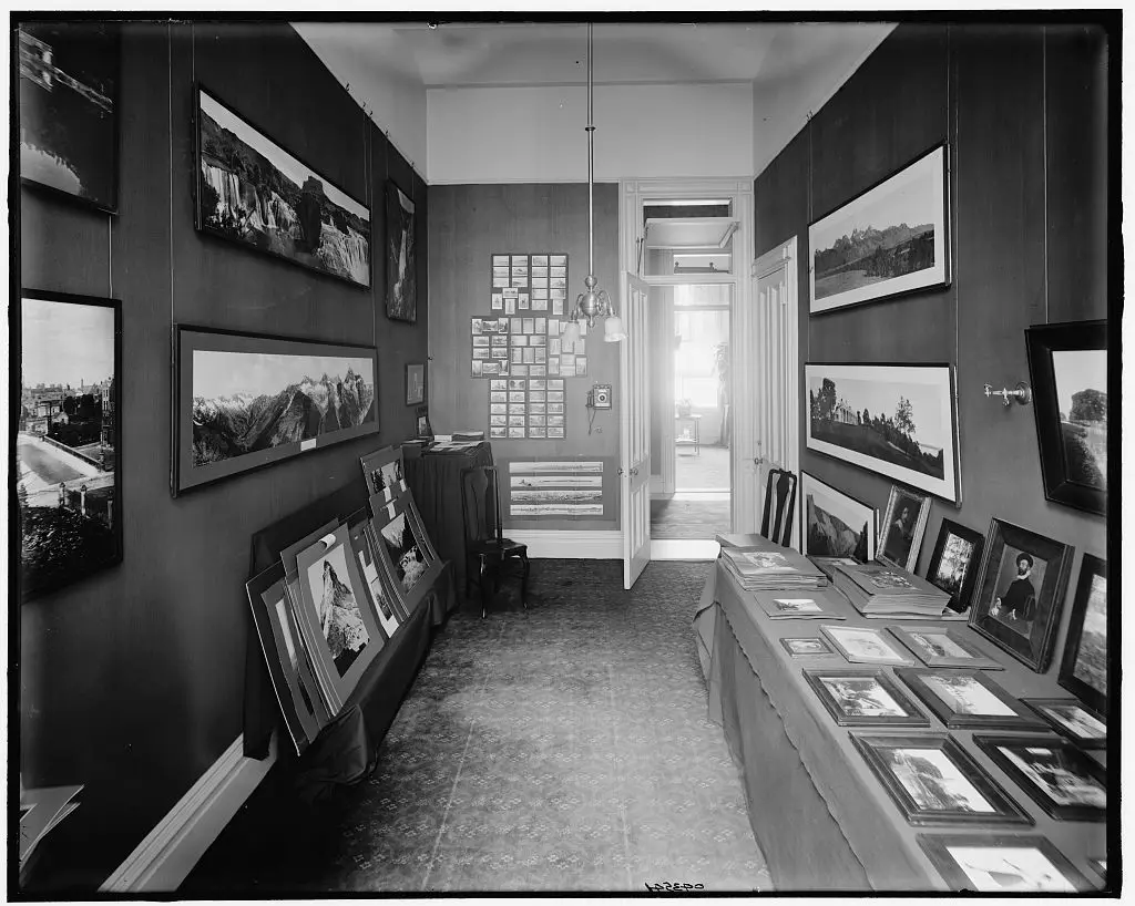 [Detroit Publishing Co.'s display, Pruit Publishers, New York, N.Y.] by Detroit Publishing Co., publisher. by Detroit Publishing Co., publisher.