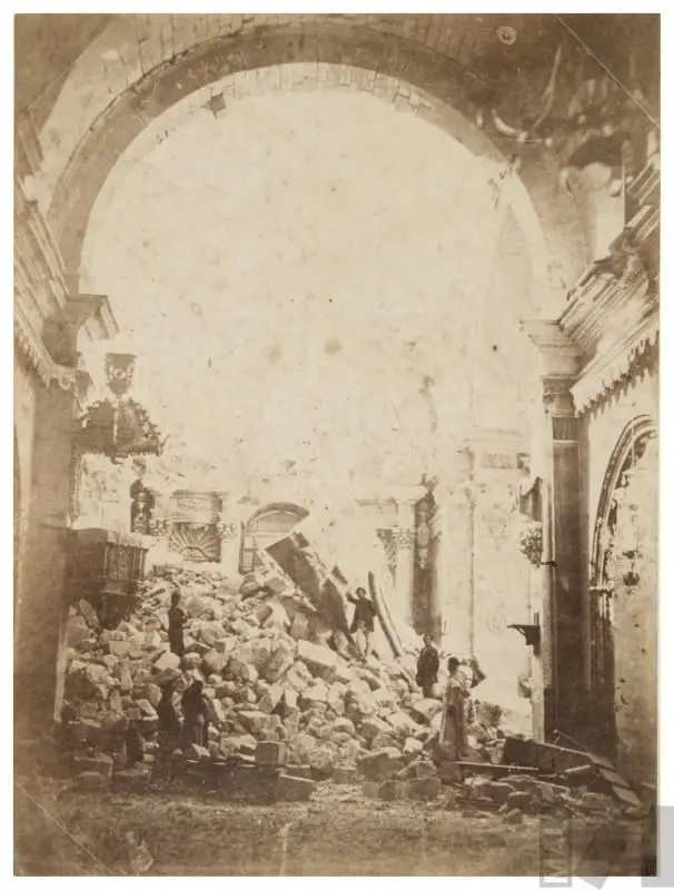 Arequipa, interior de Santo Domingo después del terremoto by Anónimo