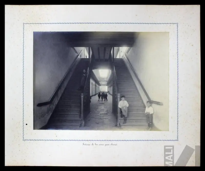 Interior de las casas para obreros by Anónimo