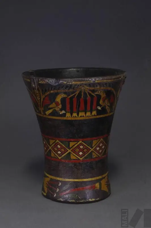 Quero con motivos de aves y cantutas by Anónimo