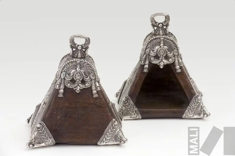 Estribos de niño, tipo cajón by Anónimo