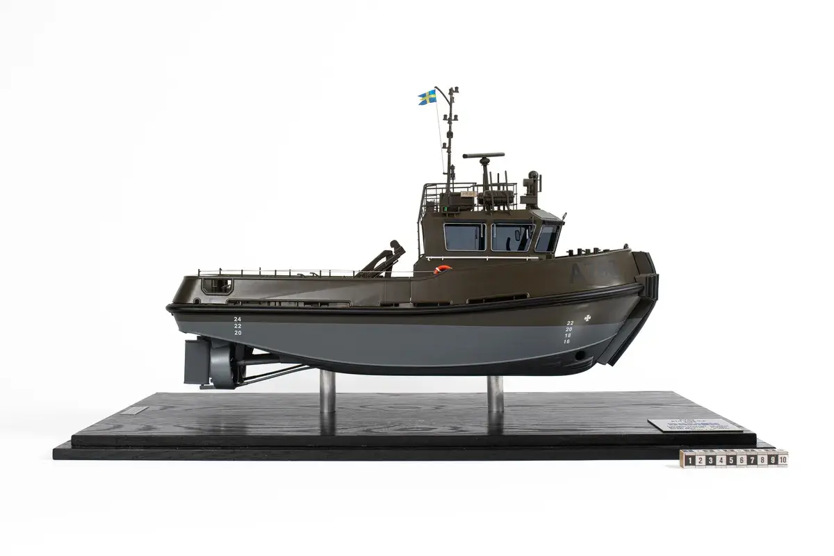 Fartygsmodell föreställande hamnbogseraren Hebe by Scale models Weston