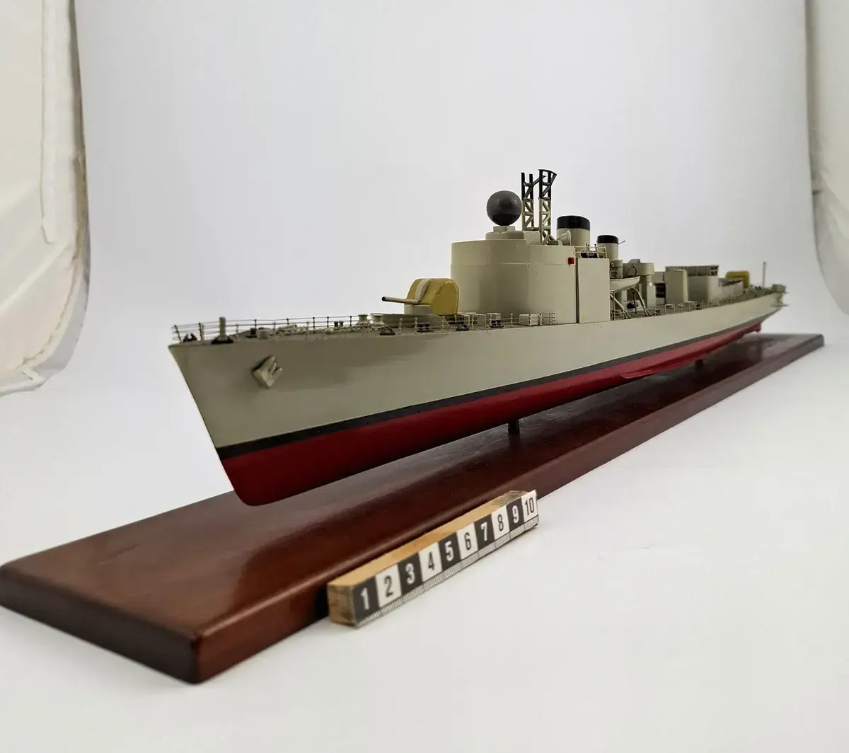 Fartygsmodell, huvudsaklingen gjord av trä by Unknown artist