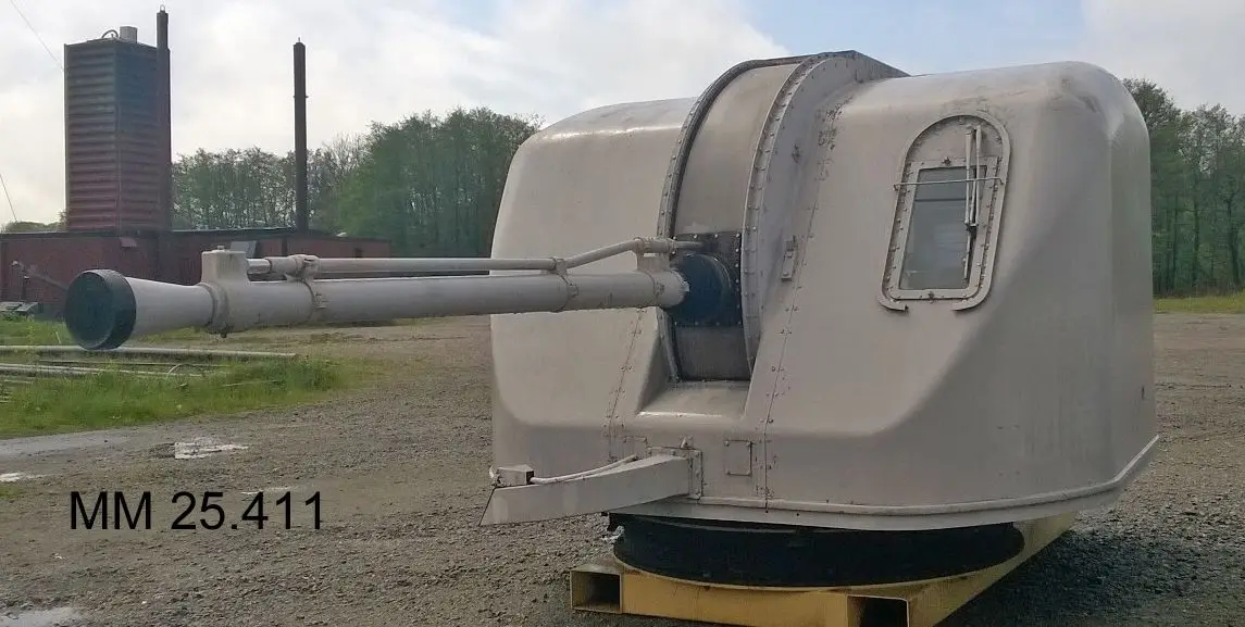 Vitmålad kanon i vit kupol by Bofors AB