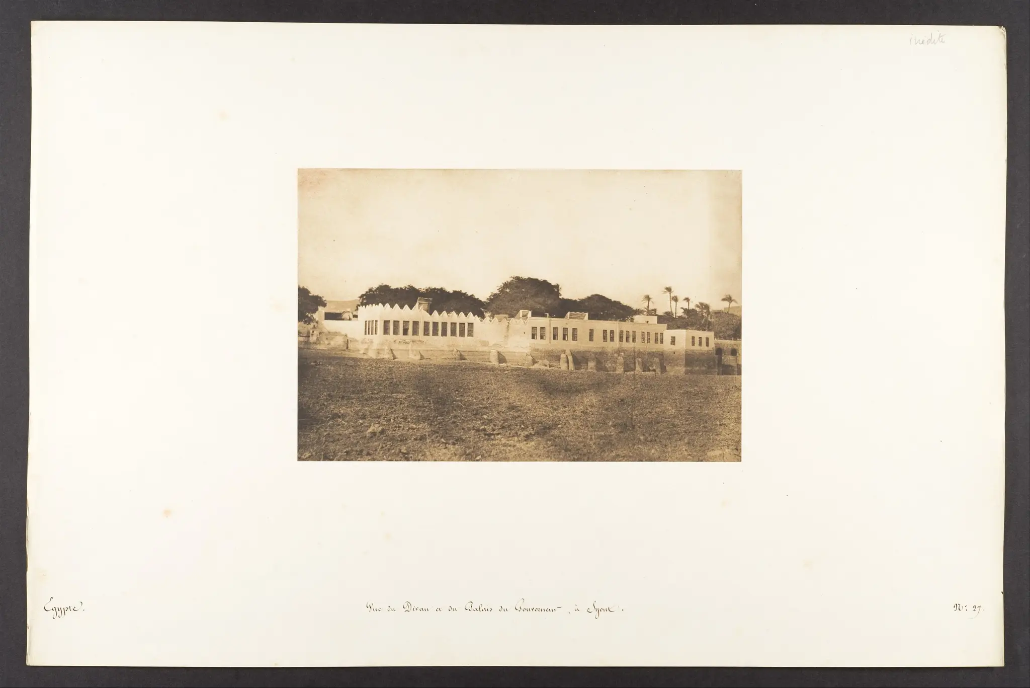 Vue du Divan et du Palais du Gouverneur, à Syout by Maxime Du Camp