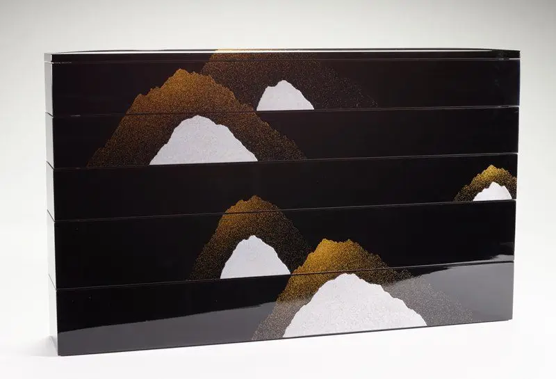 Five-tiered lacquer box: Mountain Range by Enoki Kei