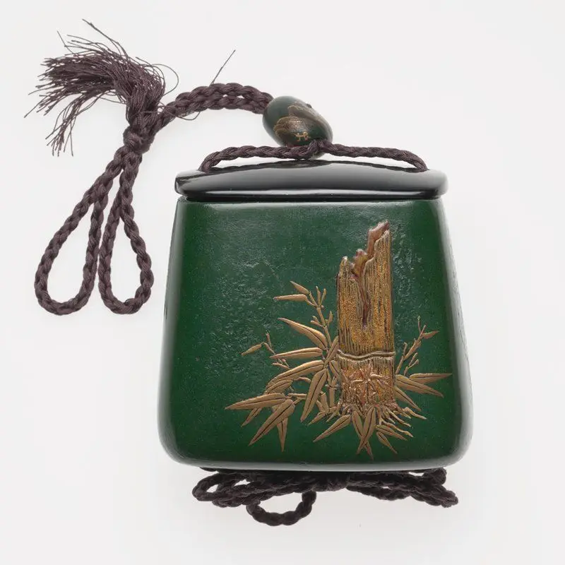 Tobacco box with bamboo motif and green lacquer ojime by Sadae Yamamoto Walters