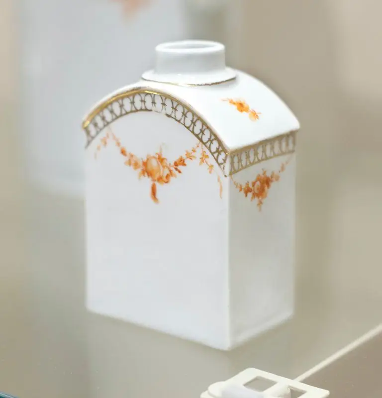 Tea caddy by Fürstenberg Porcelain Manufactory