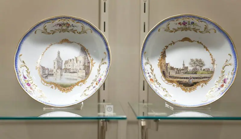 Plate from the dinner service of Willem V by Manufacturer: Meissen Porcelain Factory