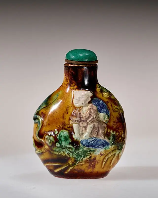 Ceramic snuff bottle with painted decorations in relief by China