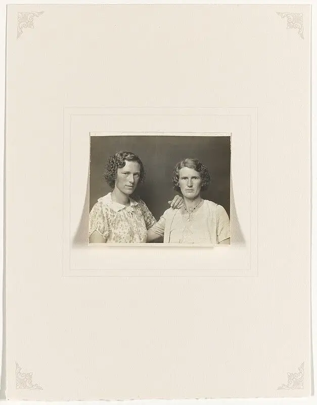 Marie Smith and Aunt Dora Butler by Mike Disfarmer