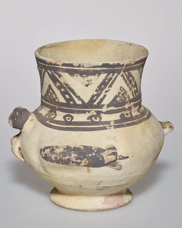 Round vase by Chimú artist