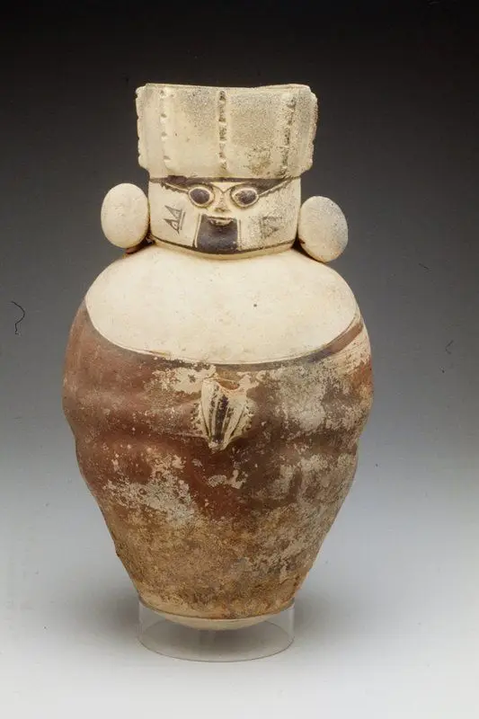 Round-bottomed pitcher by Chimú artist