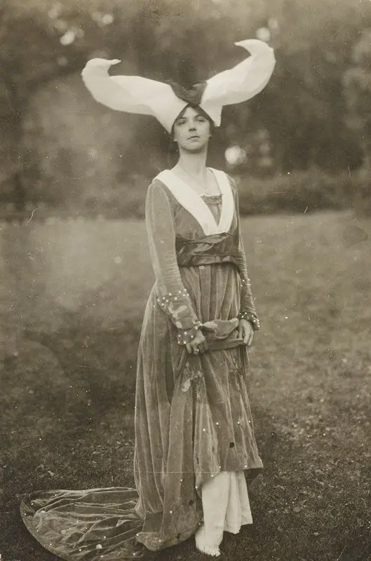 Mrs. Dwight K. Yerxa as Queen Isabella in the Pageant Torchbearer, Minneapolis by Jessie Tarbox Beals