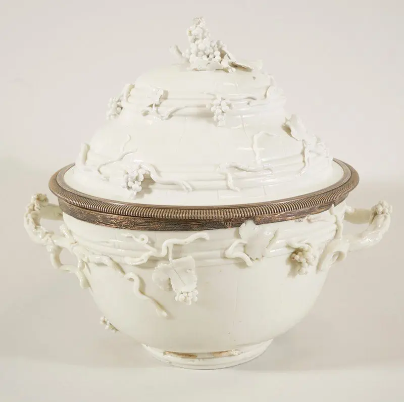 Wine bowl with cover by Capodimonte Porcelain Factory