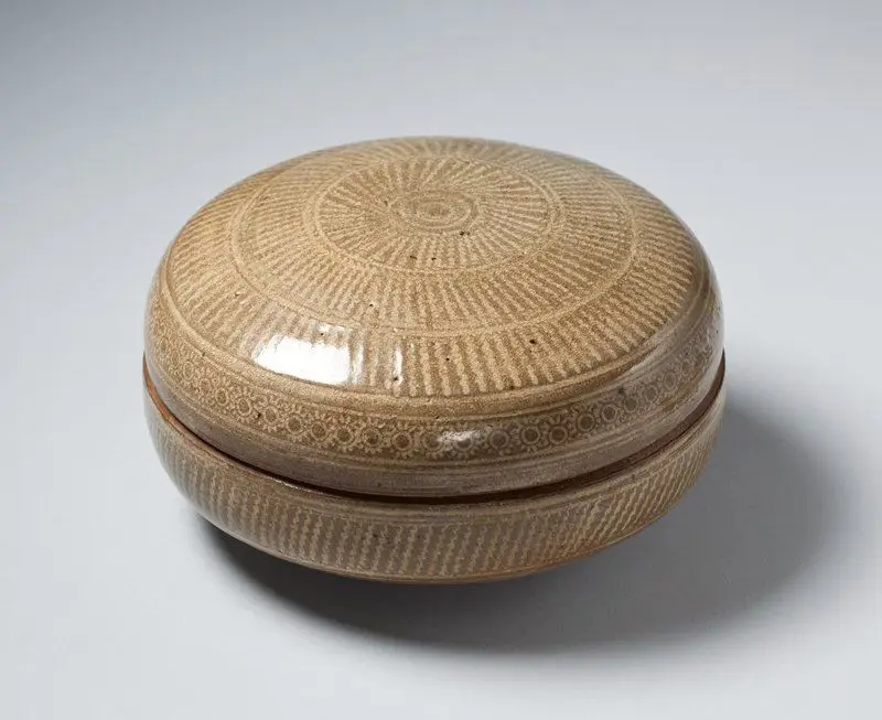 Covered box with wavy lines and chrysanthemums by Korea