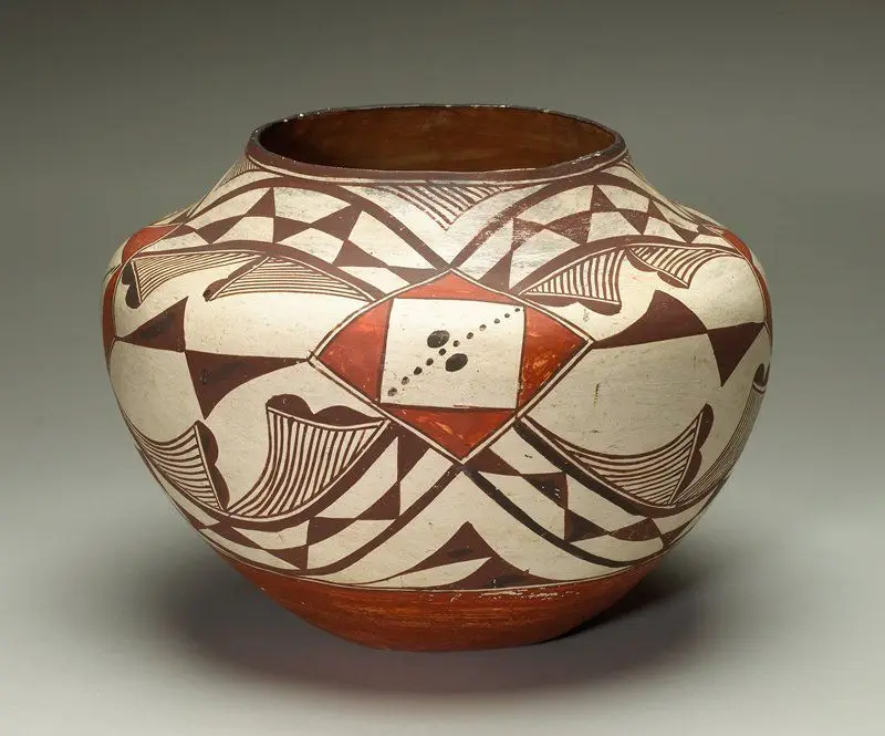 Vessel by Haak'u (Acoma Pueblo) artist