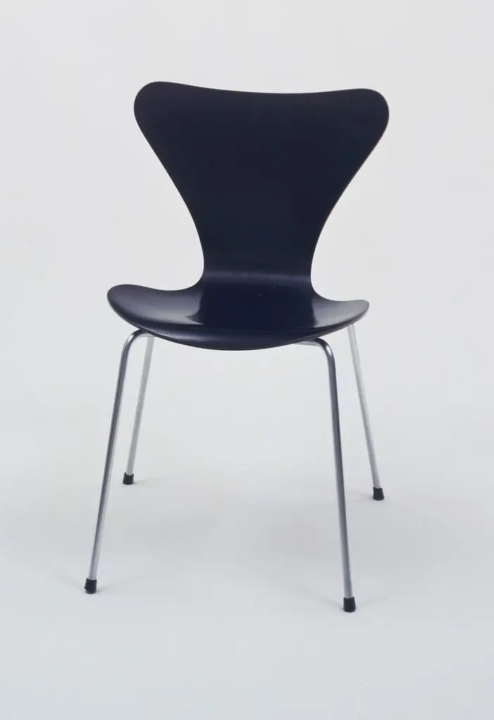 Chair Series 7 (3107) by Arne Jacobsen