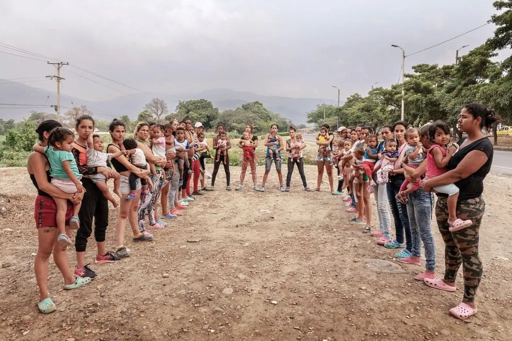 Mujeres venezolanas en la frontera con Colombia (Venezuelan women on the border with Colombia) by Teresa Margolles