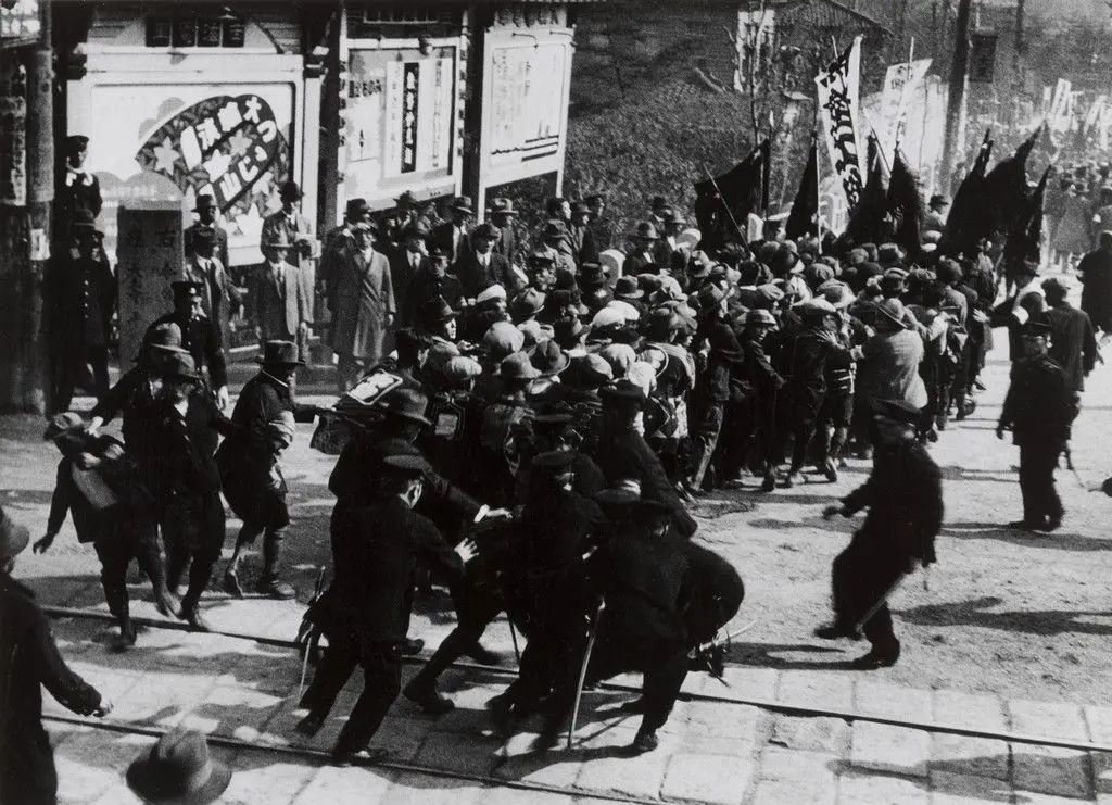 Policemen and Mob by Nakaji Yasui (安井 仲治)