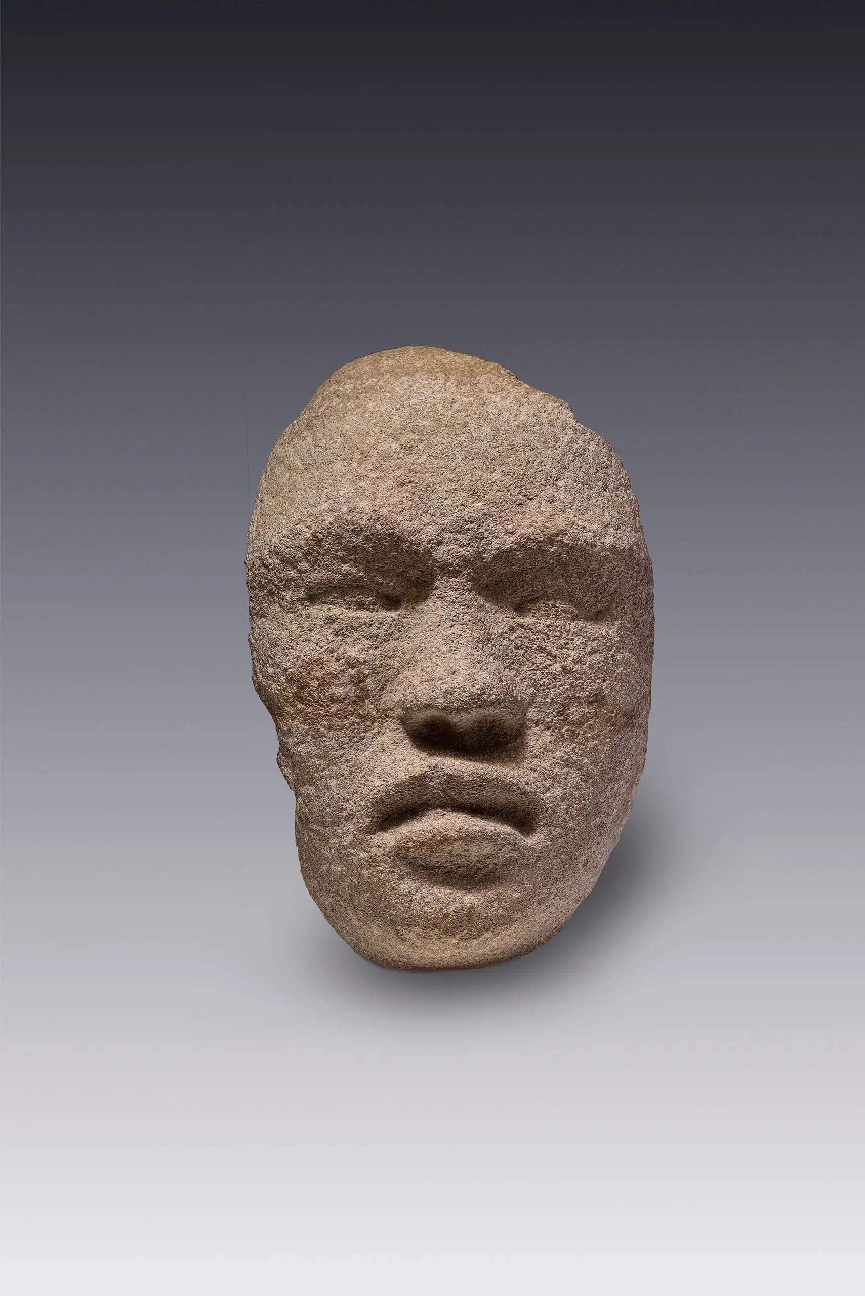 Rostro humano desprendido de una escultura mayor by Olmeca