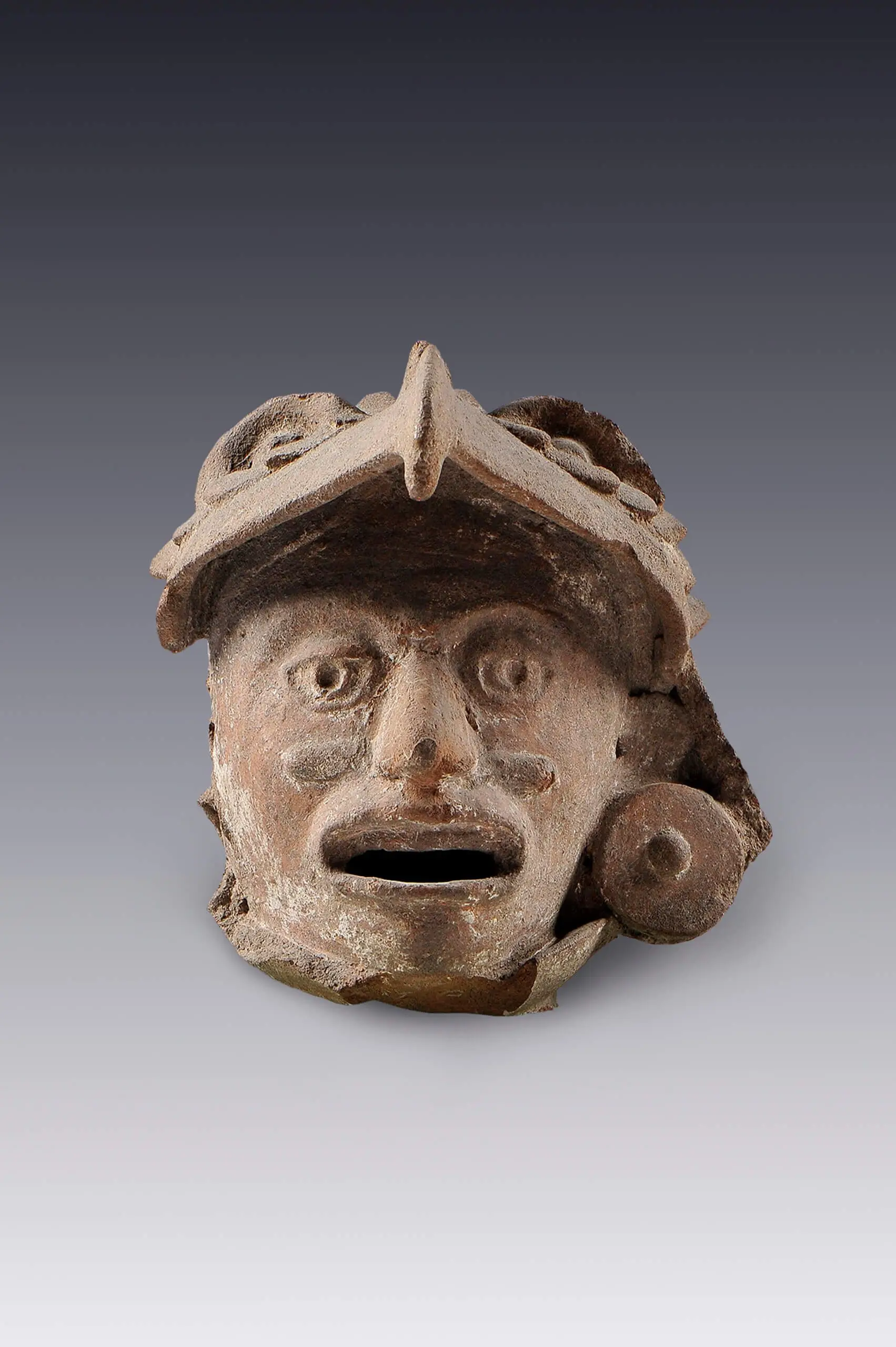 Rostro humano con casco de aguila (fragmento) by Desconocida