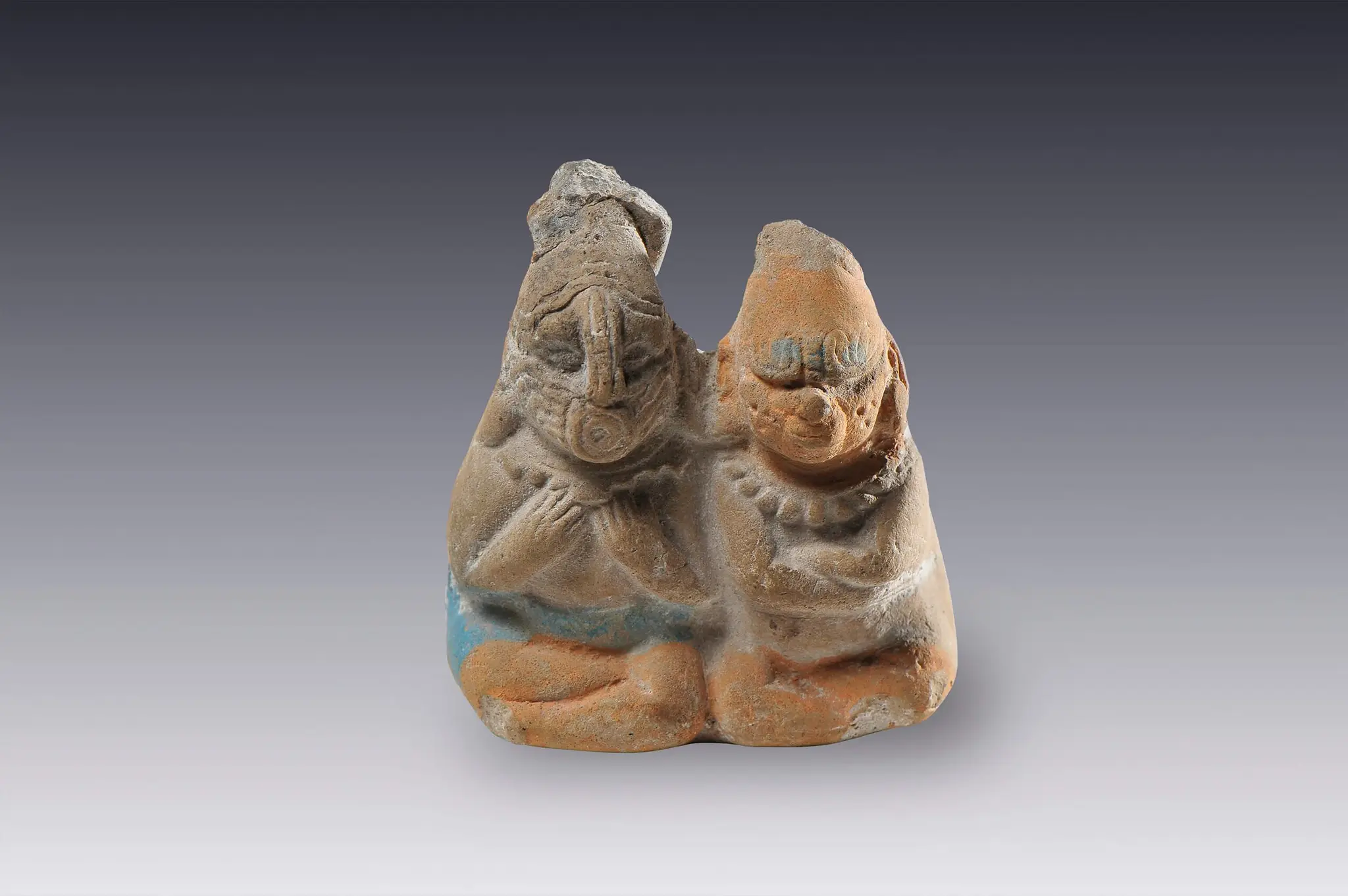 Dos personajes sentados con las piernas cruzadas by Desconocida