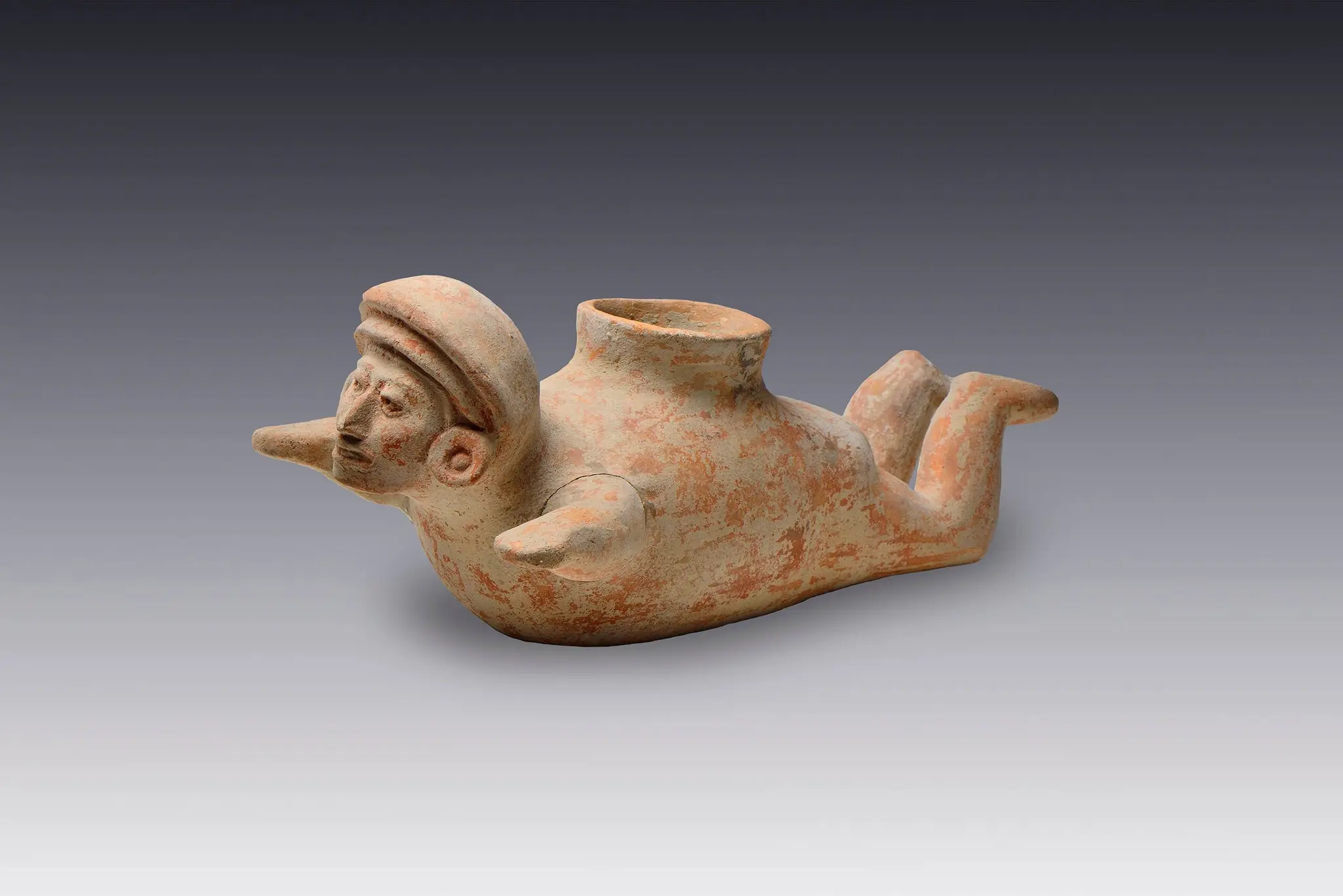 Vasija antropomorfa con personaje en actitud de nado o vuelo by Desconocida